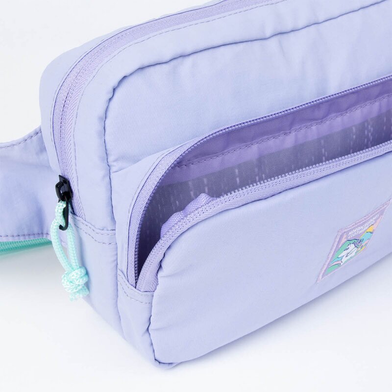 Nordicbuddies Mummi retro mageveske 25x15 cm Mummitroll på eventyr lilla