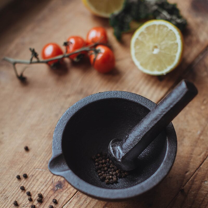 Dorre Gilly støpejernsmortel 13 cm svart