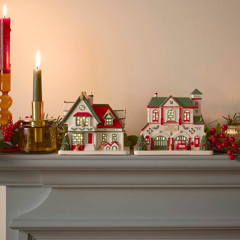 Spode Christmas Tree Village brannstasjon med LED