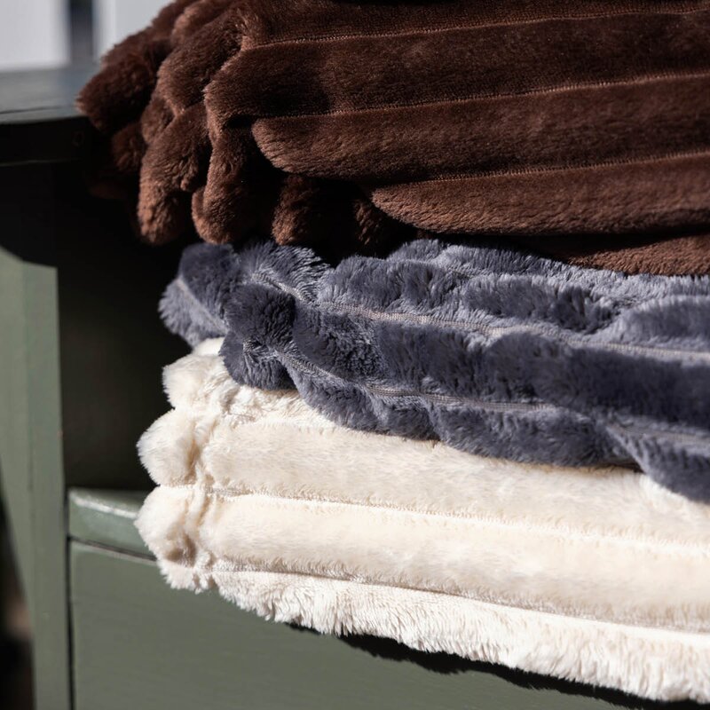 Sagaform Esther fleece pledd 130x170 cm mørk brun