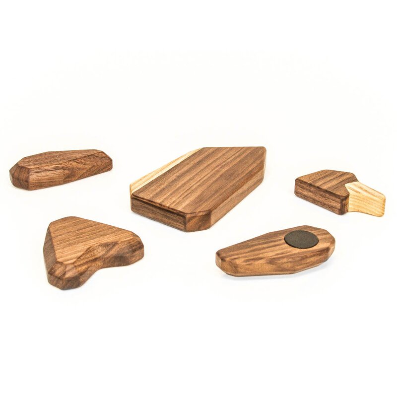 FableWood Pingvin trefigur 13 cm valnøtt/ask