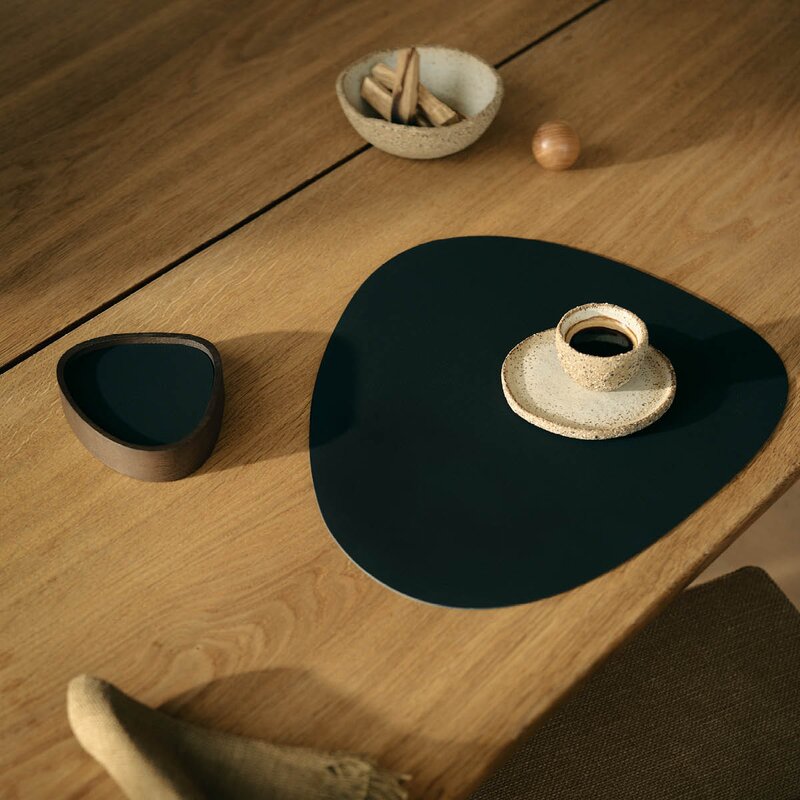 LIND DNA Curve Nupo spisebrikke 37x44 cm Black Ink