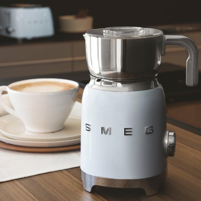 SMEG Melkeskummer MFF11 0,6L pastellblå