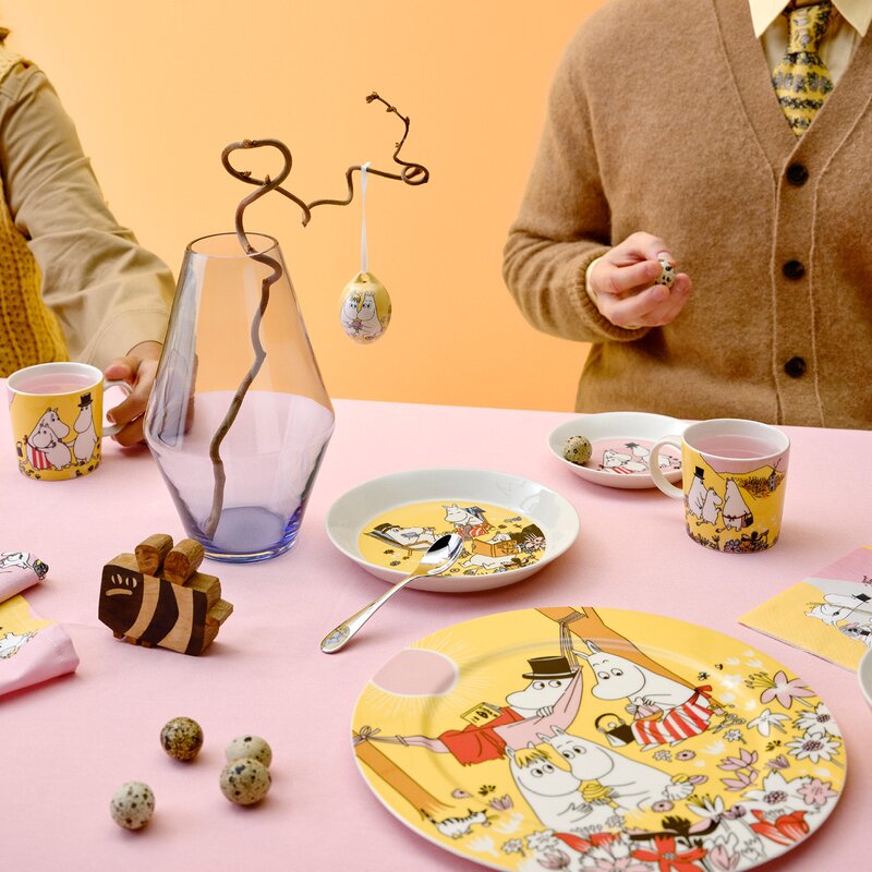 MoominArabia Mummi serveringsfat 30 cm Familietid gul 80 år