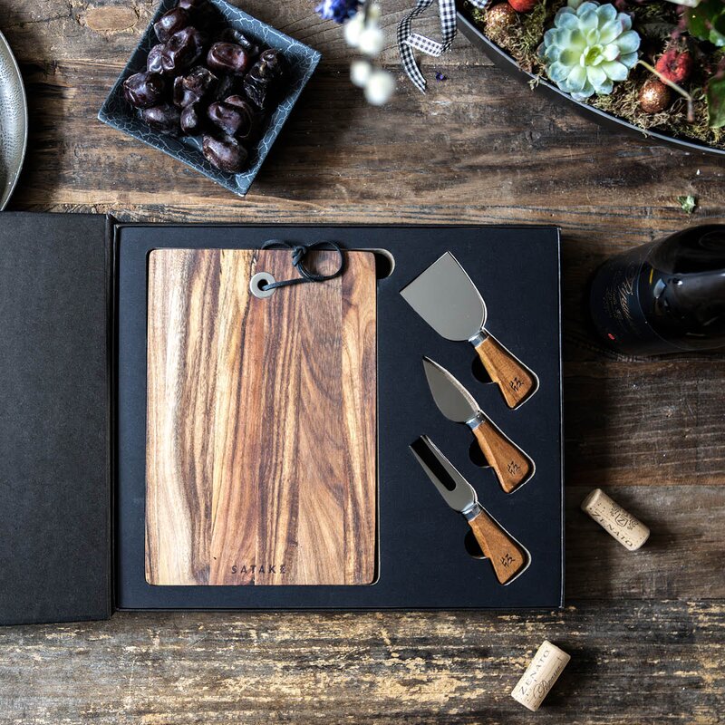 Satake Ostesett med skjærebrett og 3 kniver akasie