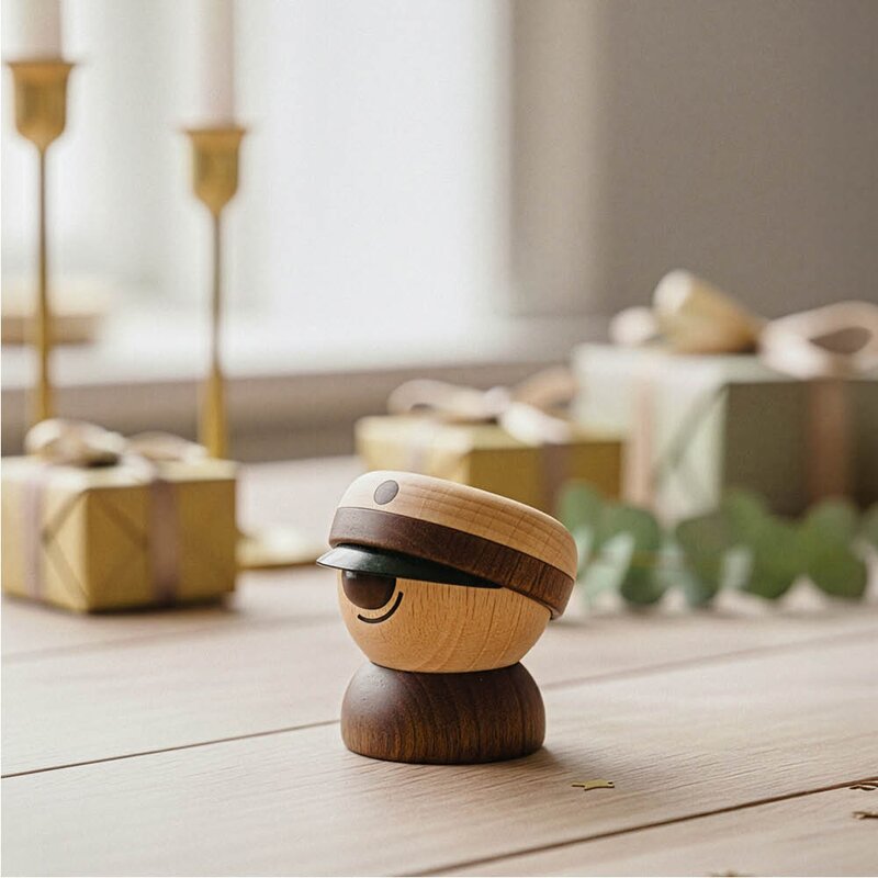 FableWood Student trefigur 4,5 cm gummitre/sapele/lønn