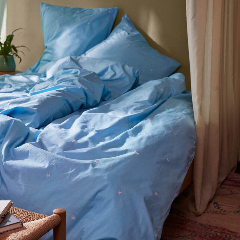 Juna Daisy sengetøy 140x200 cm lys blå