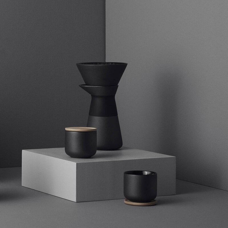 Stelton Theo krus m/glassbrikke 20 cl svart