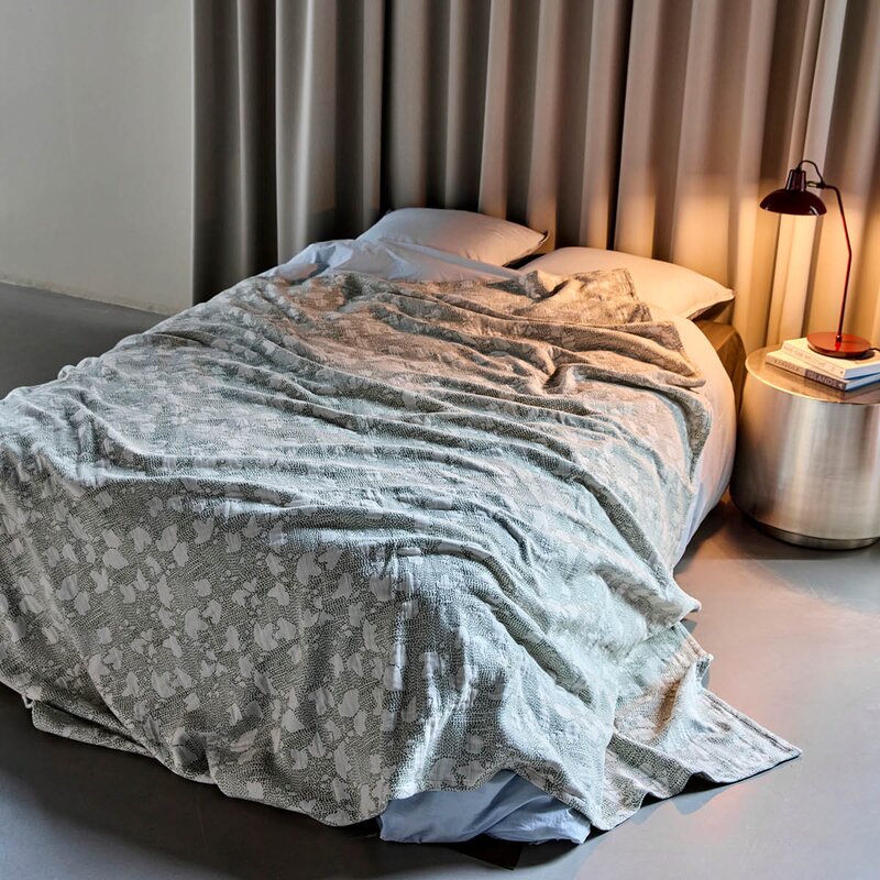 House Doctor Mori sengeteppe i bomull 250x250 cm off-white/khaki