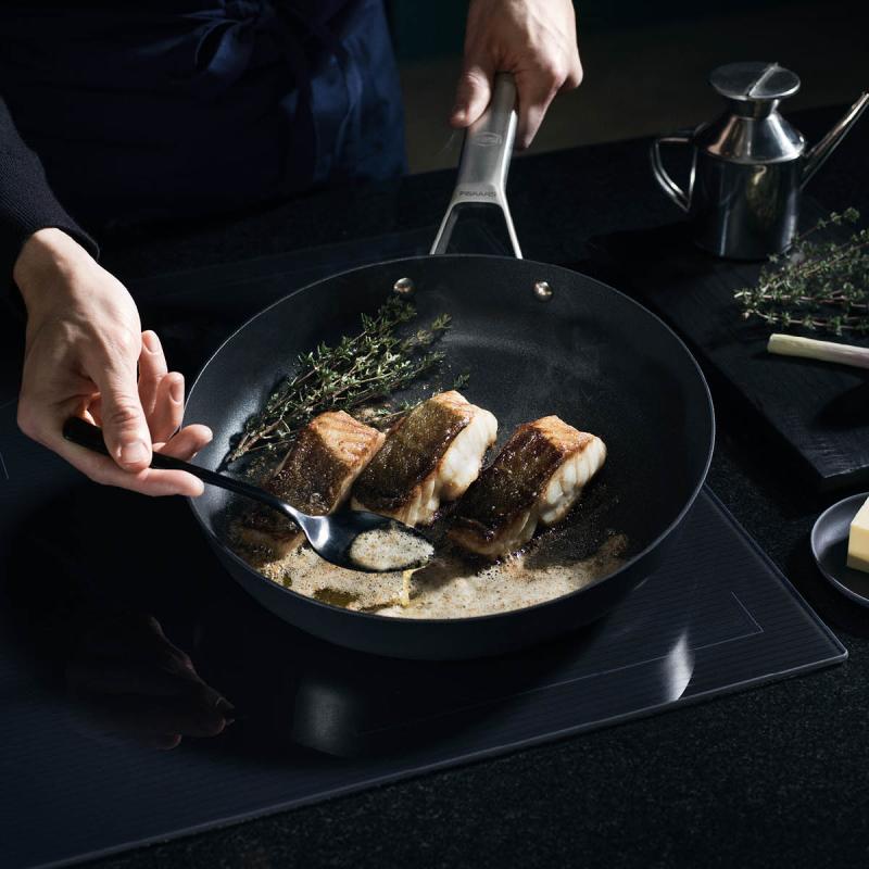 Fiskars Taiten stekepanne 28 cm svart