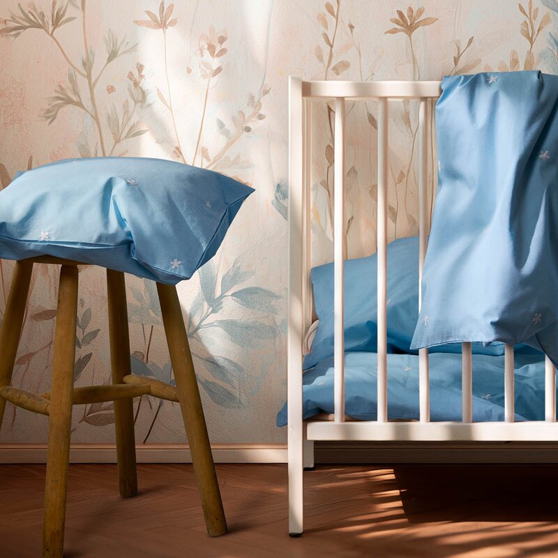 Juna Daisy sengetøy baby 70x100 cm lys blå