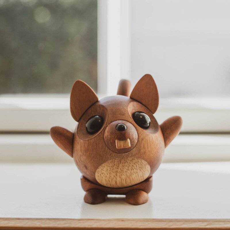 FableWood Egon ekorn trefigur 10 cm mahogni/gummitre