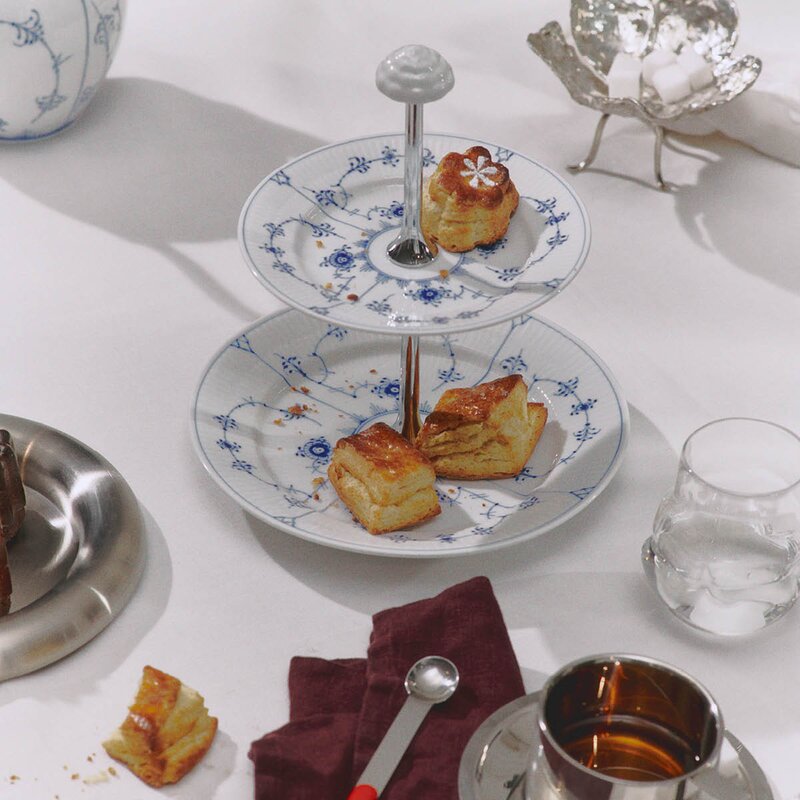 Royal Copenhagen Musselmalt Riflet etasjefat 24 cm hvit/blå