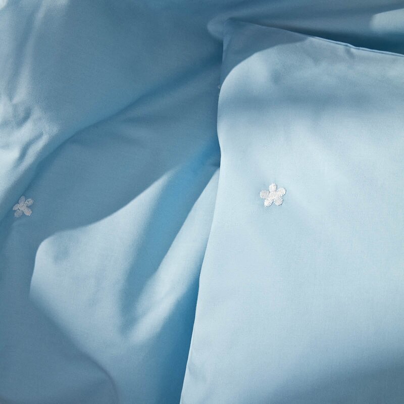 Juna Daisy sengetøy 200x220 cm lys blå