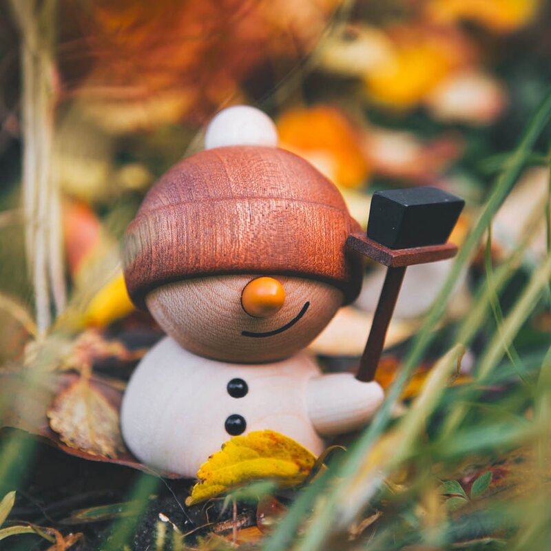FableWood Flurry snømann trefigur 8 cm sapele/lønn