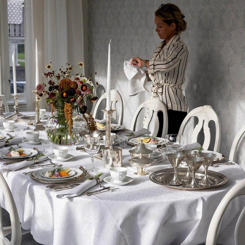 Ekelund Medaljong duk 150x350 cm lys grå