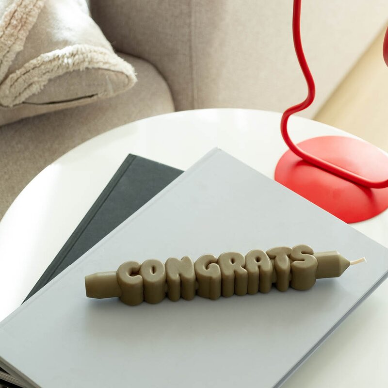 CandleHand 3D kronelys 23 cm CONGRATS olivengrønn