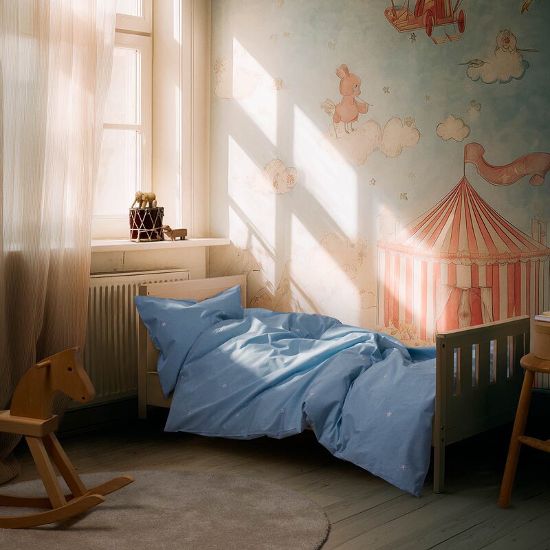 Juna Daisy sengetøy junior 100x140 cm lys blå