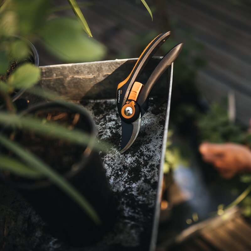 Fiskars Plus™ beskjæringssaks P541 21 cm svart/oransje