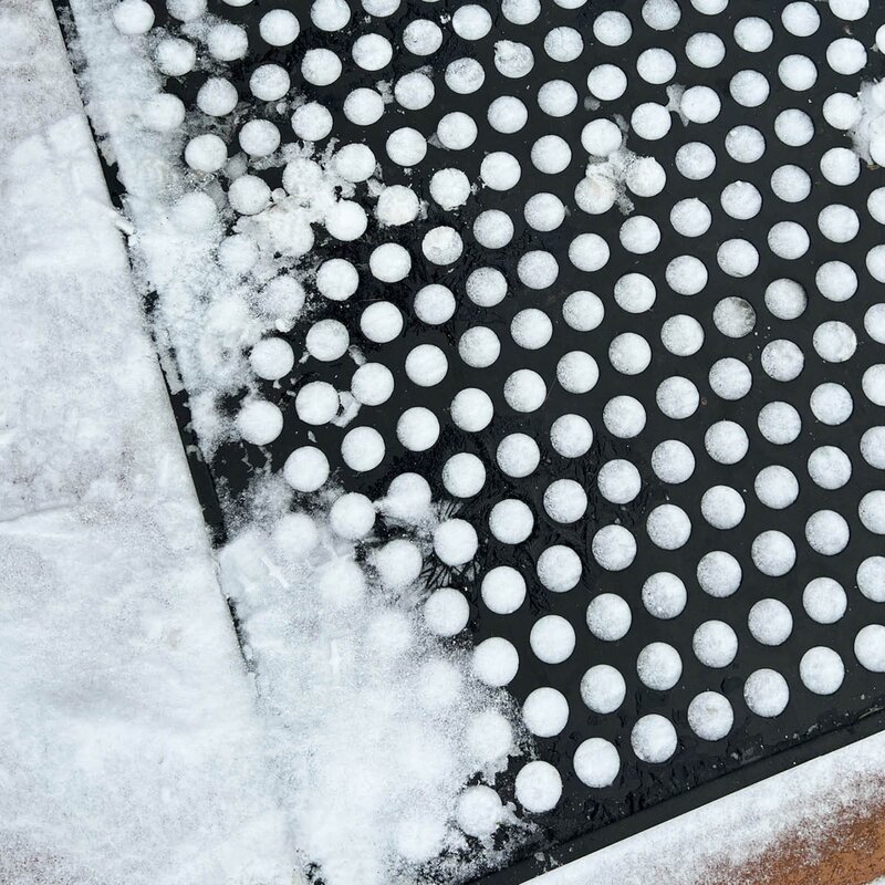 Tica Copenhagen Dot dørmatte gummi 75x45 cm svart