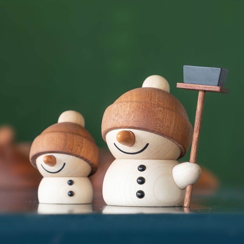 FableWood Flurry snømann trefigur 8 cm sapele/lønn