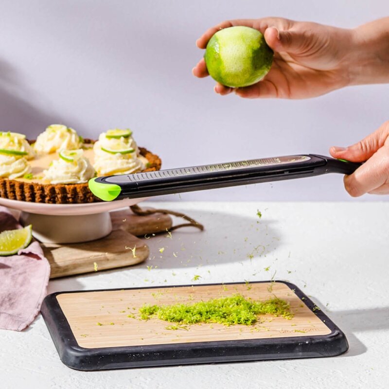 Dreamfarm Zester rivjern med knapp 32 cm svart/grønn