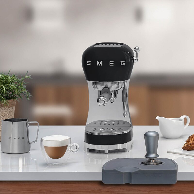 SMEG Espressomaskin ECF02 1L svart