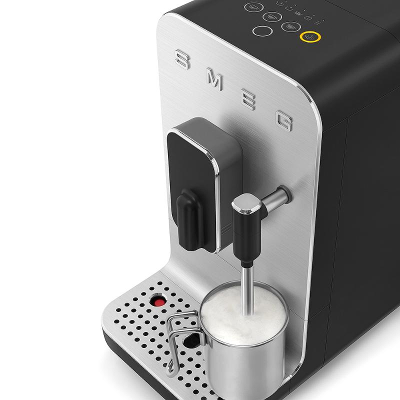 SMEG Kaffemaskin m/steam BCC02 svart