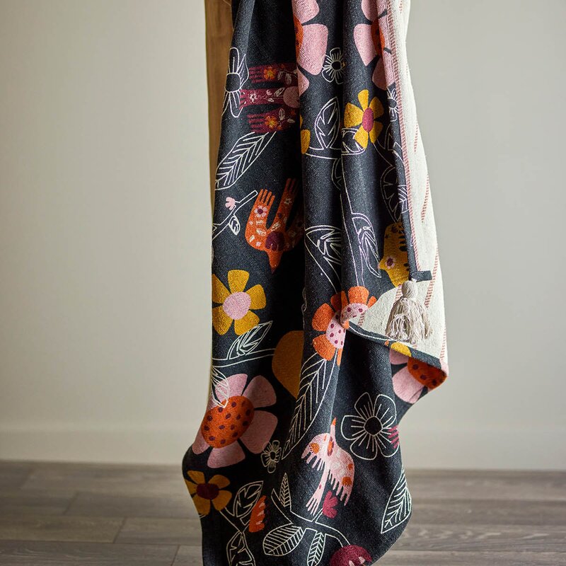 Bloomingville Vivielle pledd 160x130 cm blomster mørk