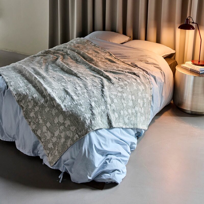 House Doctor Mori sengeteppe i bomull 220x140 cm off-white/khaki