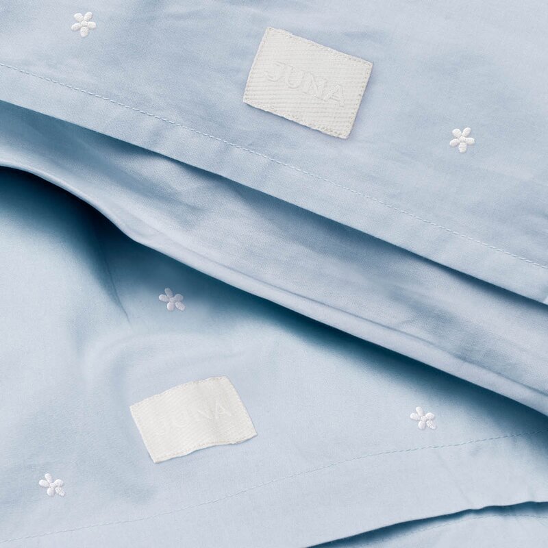 Juna Daisy sengetøy 200x220 cm lys blå