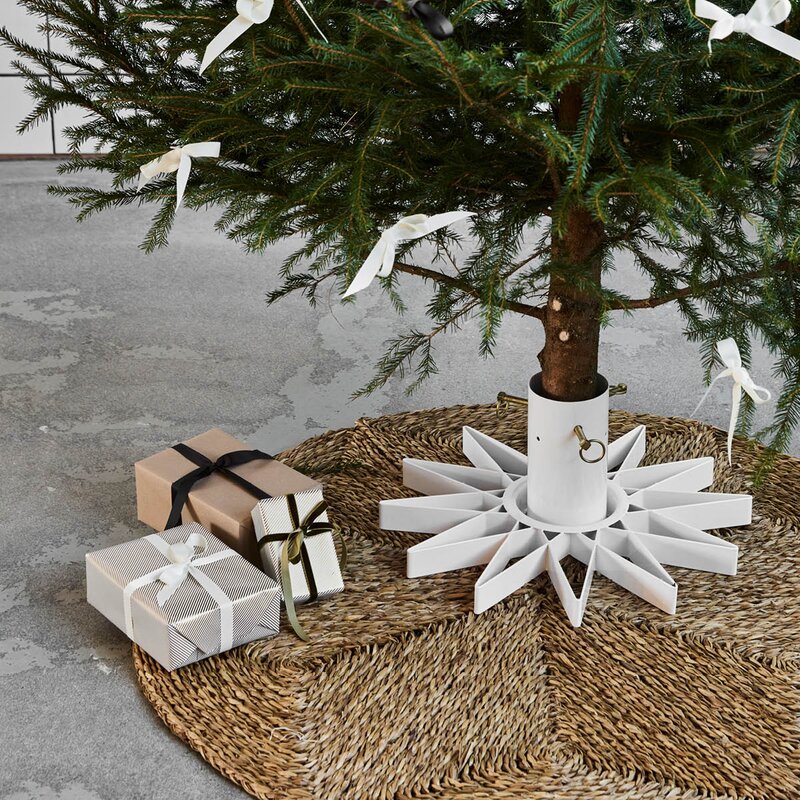 House Doctor Star juletrefot i jern 47 cm hvit