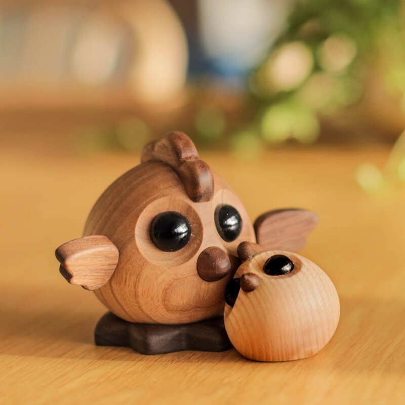 FableWood Henny hønemor trefigur 9 cm ask/valnøtt