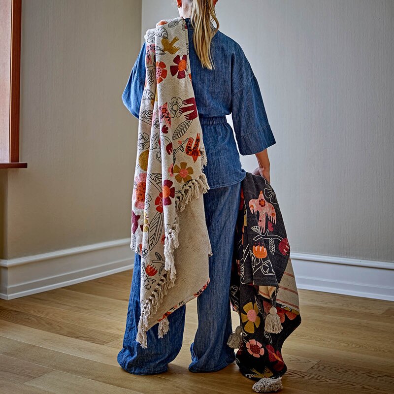 Bloomingville Vivielle pledd 160x130 cm blomster mørk