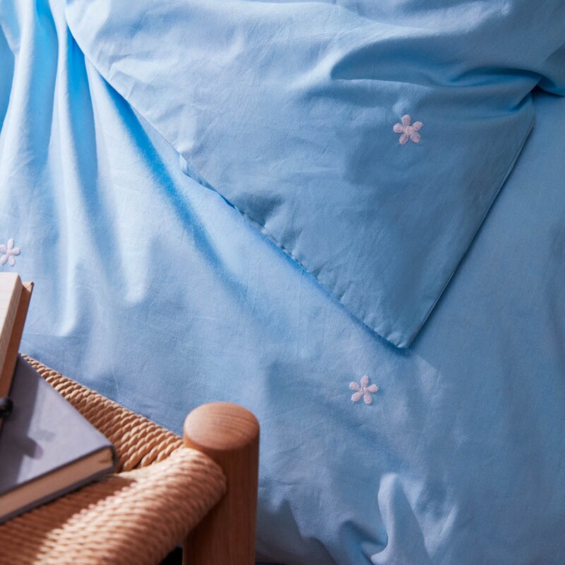 Juna Daisy sengetøy 140x200 cm lys blå