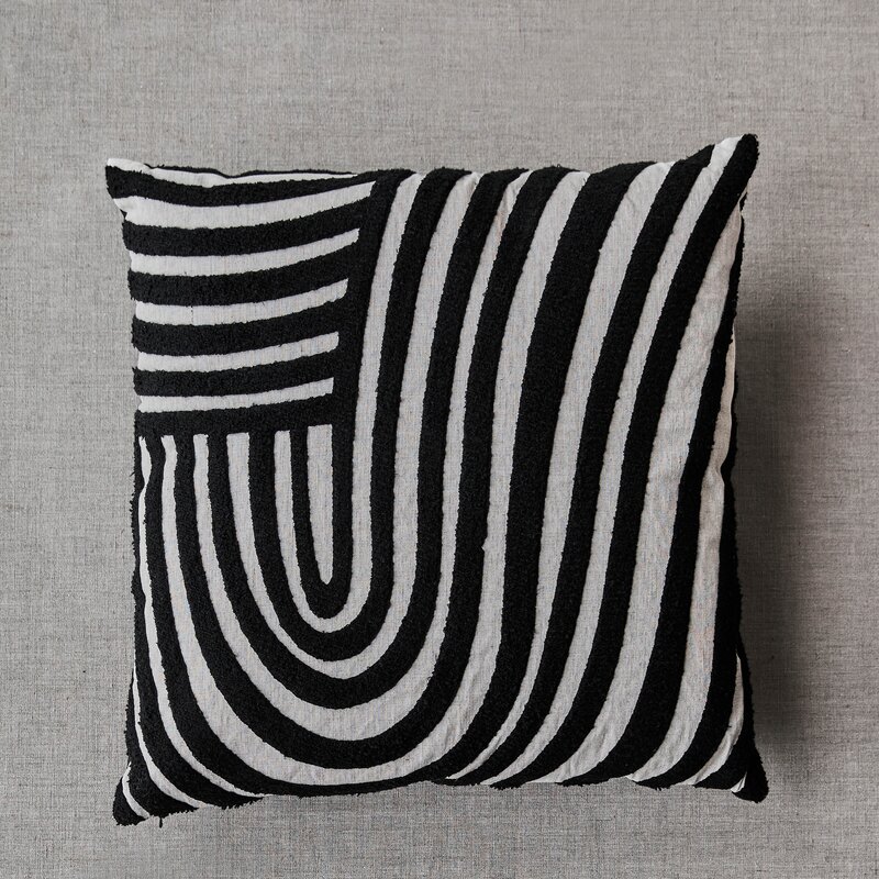 House Doctor Sky pyntepute 50x50 cm sand/svart