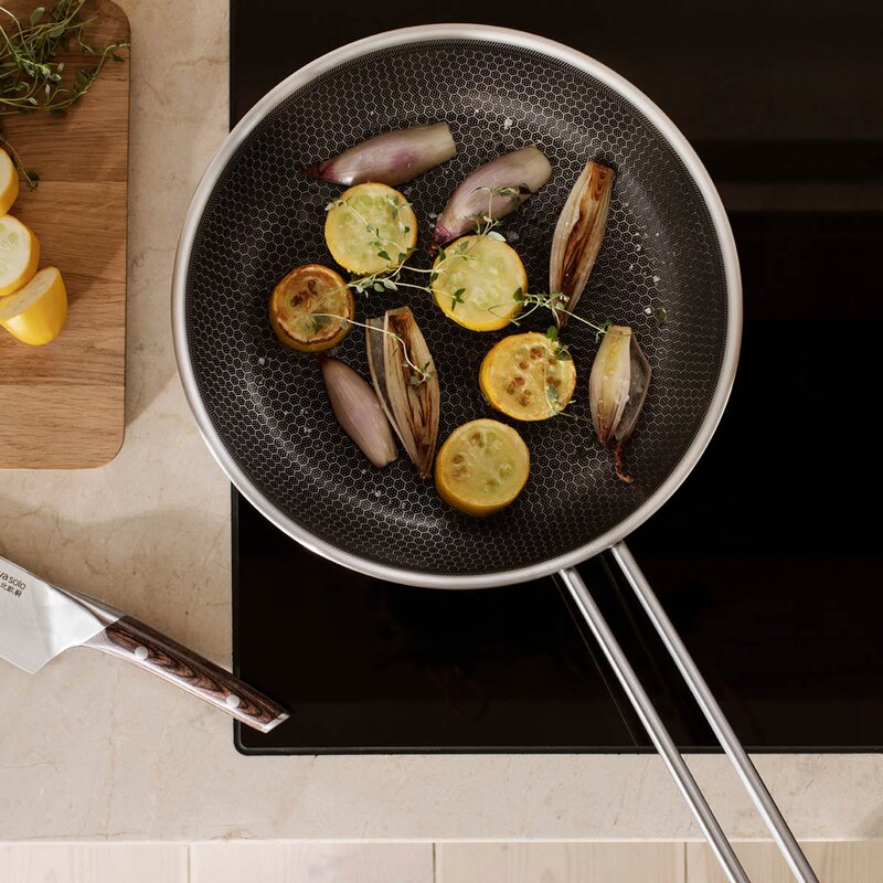 Eva Trio Multi Mosaic keramisk stekepanne 28 cm resirkulert stål