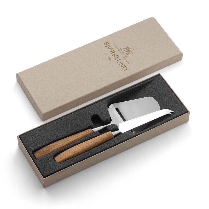 Bjørklund Treskaft sett med ostehøvel og ostekniv universal eik