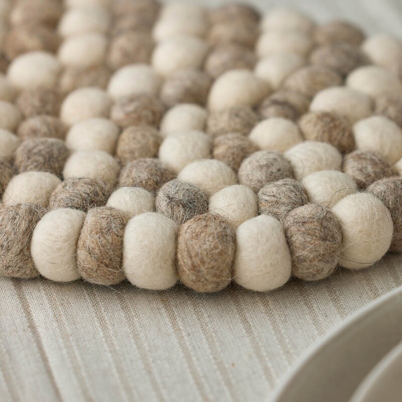 Holmen Dakota gryteunderlag 33x18 cm sand/hvit