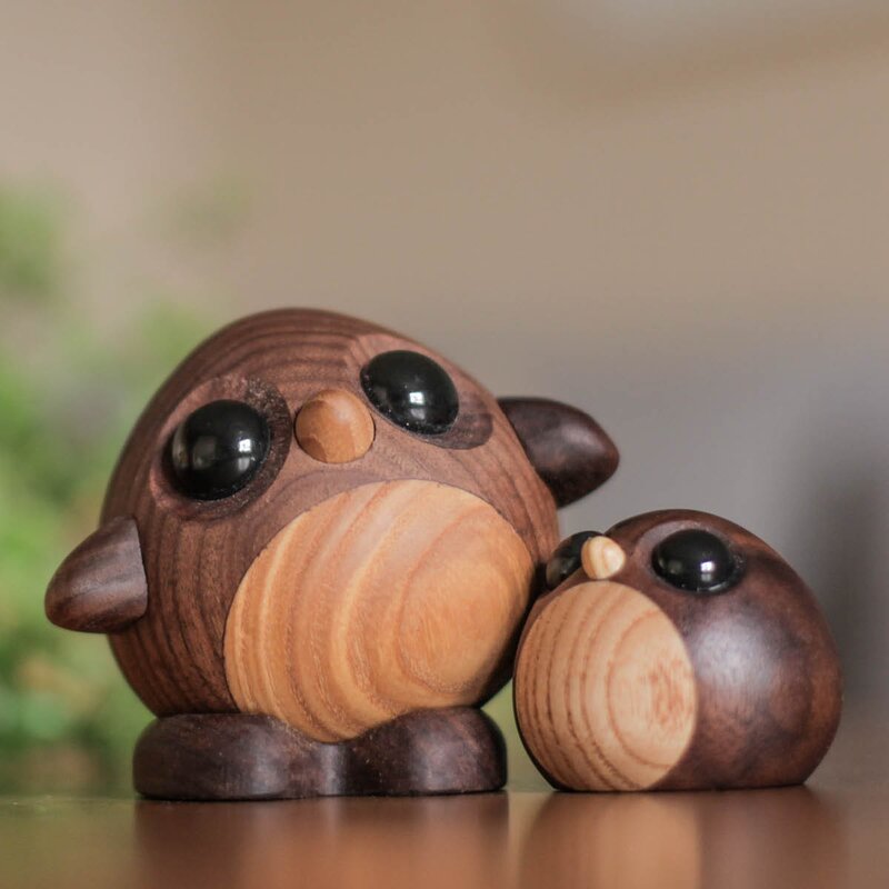 FableWood Daisy pingvin trefigur 8 cm valnøtt/ask