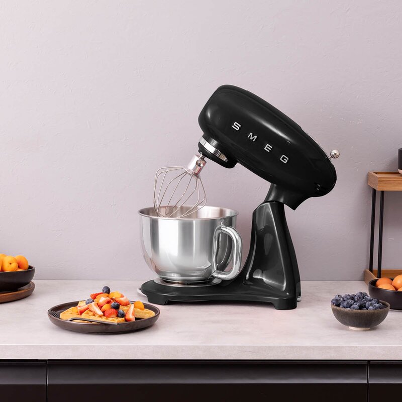 SMEG Kjøkkenmaskin SMF05 4,8L svart