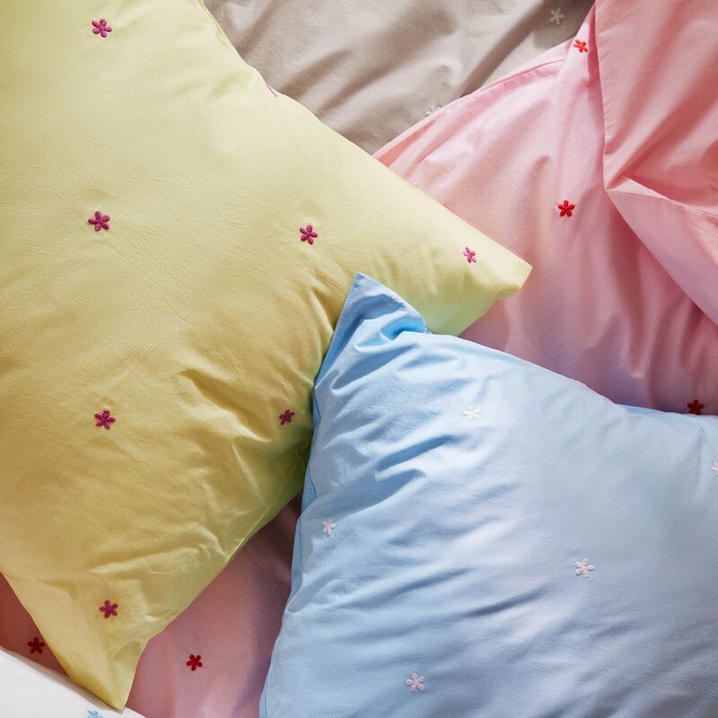 Juna Daisy sengetøy 140x220 cm gul