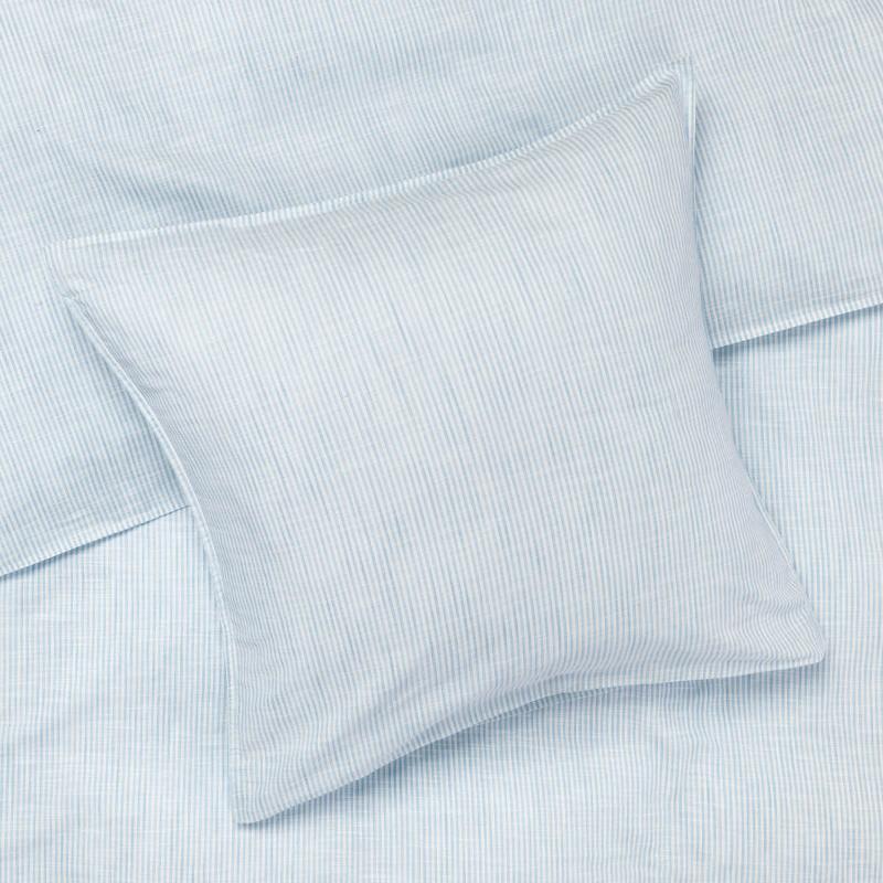 Juna Monochrome Lines sengetøy 140x220 cm lys blå/hvit