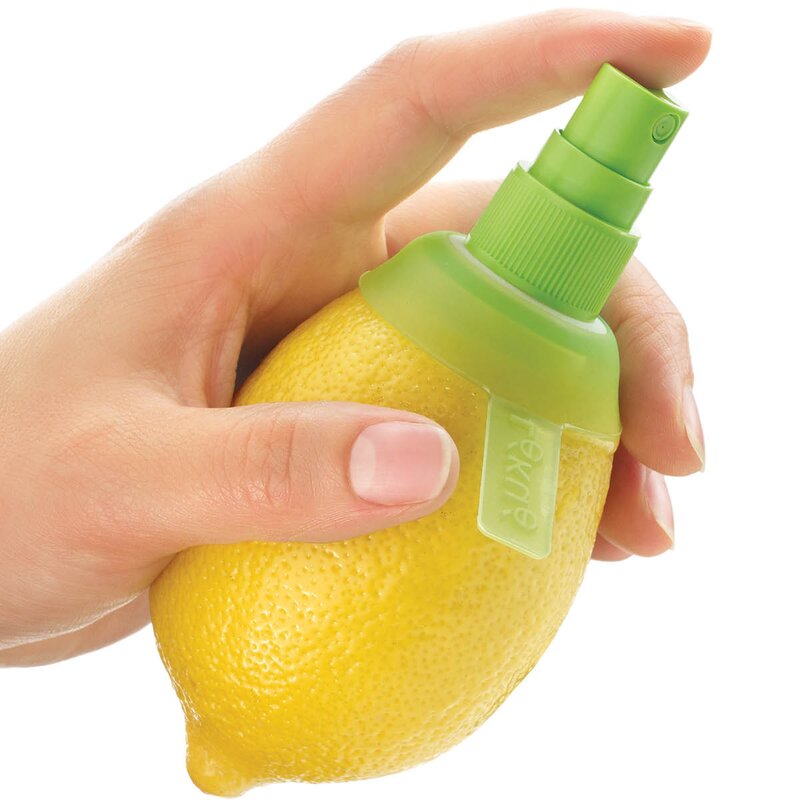 Lékué Citrus Spray som skrus direkte inn i sitrusfrukter
