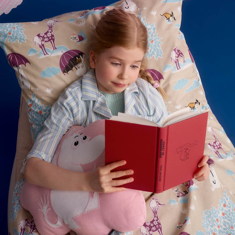 MoominArabia Mummi sengesett 120x160 cm Under paraplyen