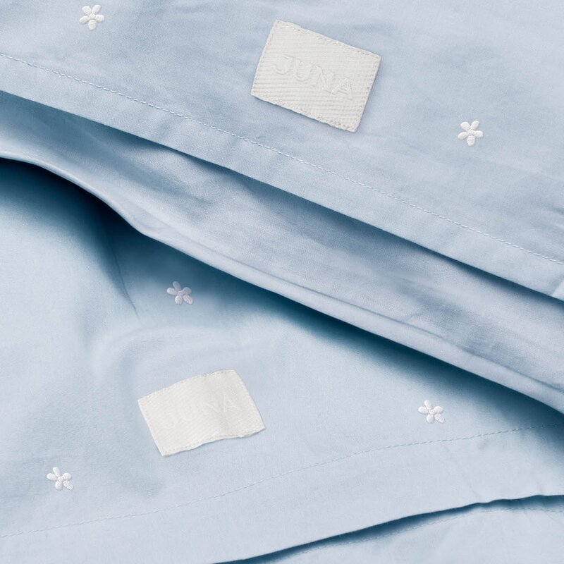Juna Daisy sengetøy baby 70x100 cm lys blå