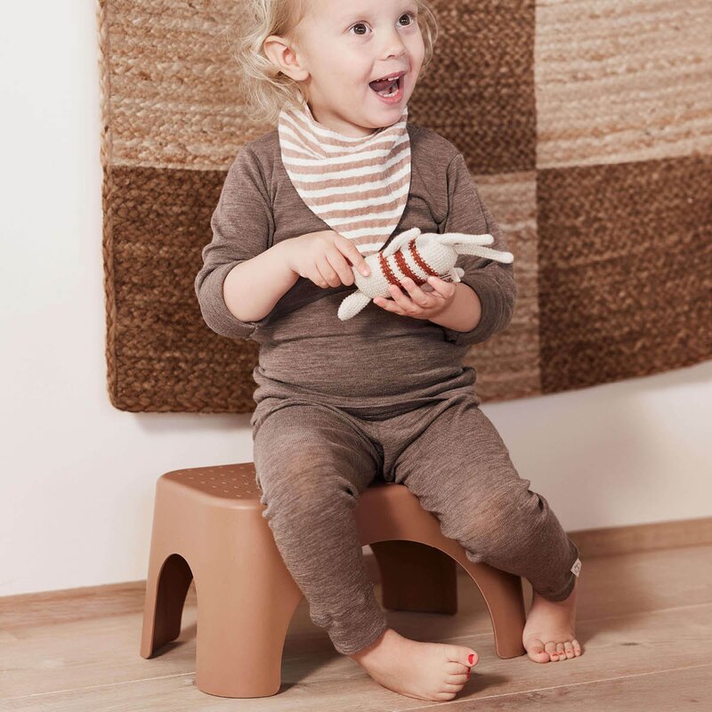 OYOY Rabbit trappestol 33x20x18 cm Caramel