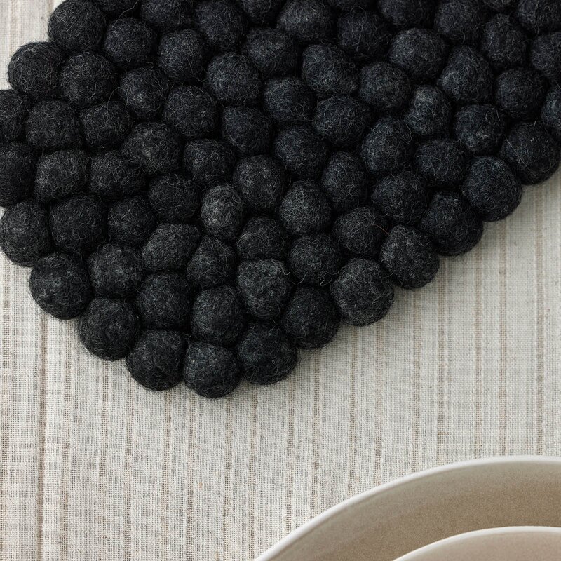 Holmen Dakota gryteunderlag 33x18 cm mørk grå