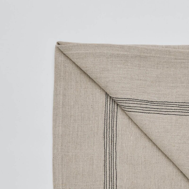 Tell Me More Livia tøyserviett 45x45 cm beige/svart