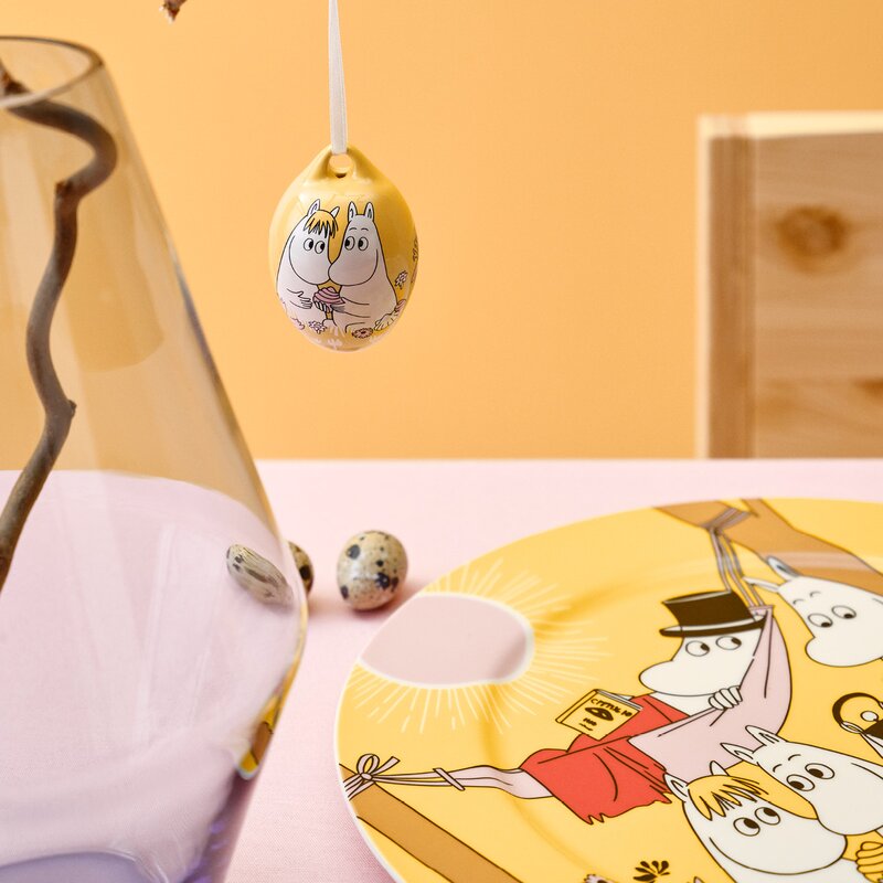 MoominArabia Mummi serveringsfat 30 cm Familietid gul 80 år